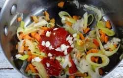 Также закладываем томатную пасту (или кусочки помидоров), чеснок, соль.