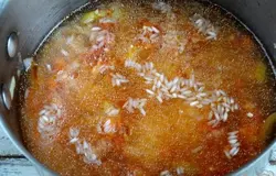 Заливаем водой в объеме, в 2 раза большем, чем крупа.Готовим блюдо на медленном огне до готовности риса.