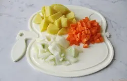 Картофель, морковь и лук чистим, моем и произвольно нарезаем.