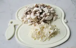 Грибы и коренья(у меня корень петрушки) моем и чистим. Грибы режем, а корень натираем на тёрке.