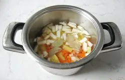 Нарезанные картофель, морковь и половину лука кладём в кастрюлю и заливаем водой или бульоном.  Кладем лавровый лист.Ставим варить.