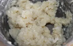 Добавить муку и быстро все перемешать, снять с огня.