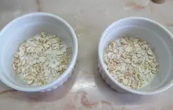 Формочки смазать растительным маслом. Дно посыпать овсяными хлопьями по вкусу.