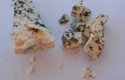 Сыр "Дор блю" нарезаем небольшим кубиком.