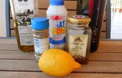 Из бальзамического уксуса, меда, лимона, соли и оливкового масла готовим соус.