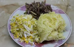 Куриную грудку нарезать мелкой соломкой, яйца и картофель натереть на мелкую терку. Лук замариновать с уксусом и сахаром по вкусу.