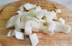 В кипящий бульон выложить картофель и пшено.