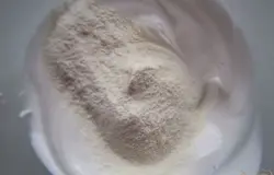 К взбитым белкам добавьте просеянную муку и аккуратно перемешайте.