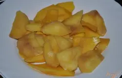 Очистить манго и срезать мякоть с косточки