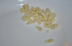 Очистить и нарезать чеснок