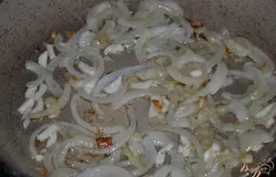 Обжарить на сливочном масле лук и чеснок
