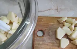 Я готовлю четыре штуки (у меня 1 кг. сырого картофеля и 200 гр. отваренного). Сырой картофель пропустить через мясорубку или перебить в измельчителе. Отваренный картофель в мундире, тоже измельчить.