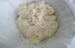 Сырой картофель выложить в марлю и тщательно отжать (избавляемся от крахмала).