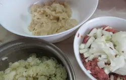 В фарш (в идеале использовать свиной фарш) нарезать мелко одну луковицу, посолить и поперчить.