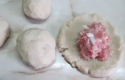 Соединить сырой и отваренный картофель, посолить и поперчить. Хорошо перемешать и сформировать 4 лепешки. На каждую выложить фарш и скрепить края. В ладонях скатать шар, а потом придать овальную форму. Цепелины должны быть размером с вашу ладошку (да, они большие).
