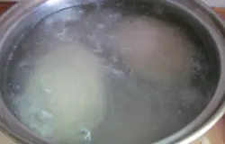 Заранее нужно поставить кастрюлю с водой, посолить и выложить в кипящую воду, цепелины. Им в кастрюле нужно много места, поэтому лучше варить частями. Я варила по две штуки 30-35 минут.