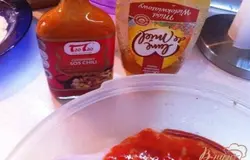 Добавялем для маринада соль, соус чили и мед.