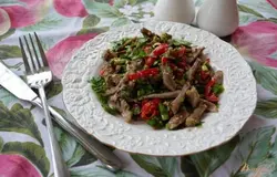 Готово! Подаем к столу. Салат подается теплым, но он вкусны и после остывания. Попробуйте.