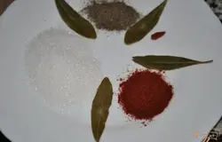 Довести до кипения, добавить специи, посолить по вкусу, огонь поставить на минимум и варить 5-7 минут