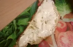 два кусочка хлеба намазать плавленым сыром, с одной стороны.