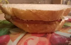 между кусками хлеба и плавленным сыром положить ветчину.