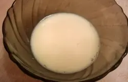яйцо смешать с молоком и щепоткой соли, взбить вилкой.