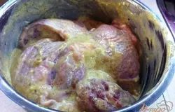 Куриные бедра маринуем в горчице и майонезе ночь.