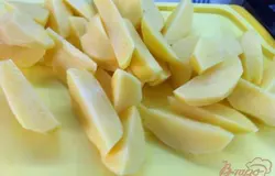Картофель чистим и нарезаем дольками