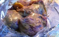 Затем распределяем на картофель куриные бедра вместе с маринадом