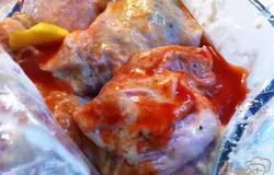 Поливаем соусом чили