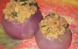 Готовим начинку: 1.На сковородке обжариваем мелкопорезанное сырокопченое мясо или прошутто и лук репчатый с добавлением сливочного масла. 2. В тарелке смешиваем яйцо, панировочные сухари, горчицу, специи и добавляем обжаренные лук и прошутто. Хорошо вымешиваем начинку. Из остывших луковиц вынимаем серединки, оставив 2-3 слоя. В получившуюся чашечку выкладываем начинку с горкой.