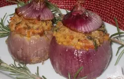 Готовые фаршированные луковицы можно подавать и как горячую закуску, и как гарнир к основному блюду.