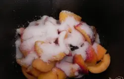 Затем нектарины посыпаем сахаром и оставляем, чтобы пустили сок. Можно оставить на ночь.