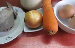 Подготовить нужные продукты. Печень отварить до готовности и остудить. Отварить яйца.