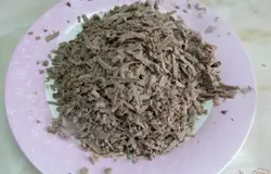 Печень натереть на крупной терке и поперчить (по желанию).