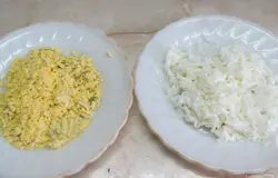 У яиц отделить белок от желтка и натереть на терке.