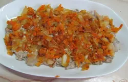 Сверху печени выложить морковь с луком.