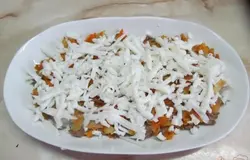 Потом выложить белок и смазать оставшейся смесью.