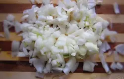 Лук очистить и нарезать на мелкие кусочки.