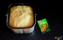 Из молока, одного яйца, масла, соли, сахара и муки смешанной с дрожжами замесить тесто. Я это делаю с помощью хлебопечки