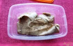 Теперь укладываем в форму ушки и овощи послойно. Сначала одно ухо.Его можно подрезать,если оно большое.