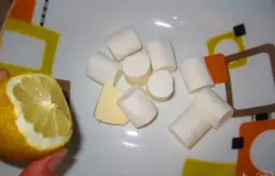 Маршмеллоу полить лимонным соком, добавьте сливочное масло и поставьте в микроволновку на 1 минуту, чтобы маршмеллоу полностью растопилось.