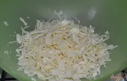 Капусту мелко нашинковать и посолить.