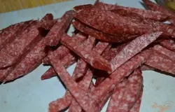 Колбасу нарезать крупной соломкой.