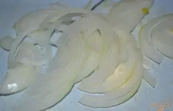 Лук нарезать полукольцами.