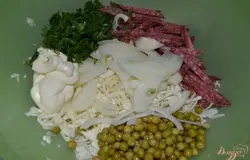 Смешать все ингредиенты. Посолить, поперчить по вкусу. Дать настояться.