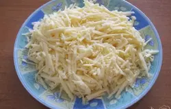Сыр натереть на крупной терке.