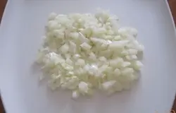 Лук очистить и нарезать.