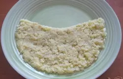 На 3/4 плоской тарелки выложить слоями, смазывая каждый майонезом: картофель,