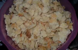 готовый корж покрошить на маленькие кусочки.